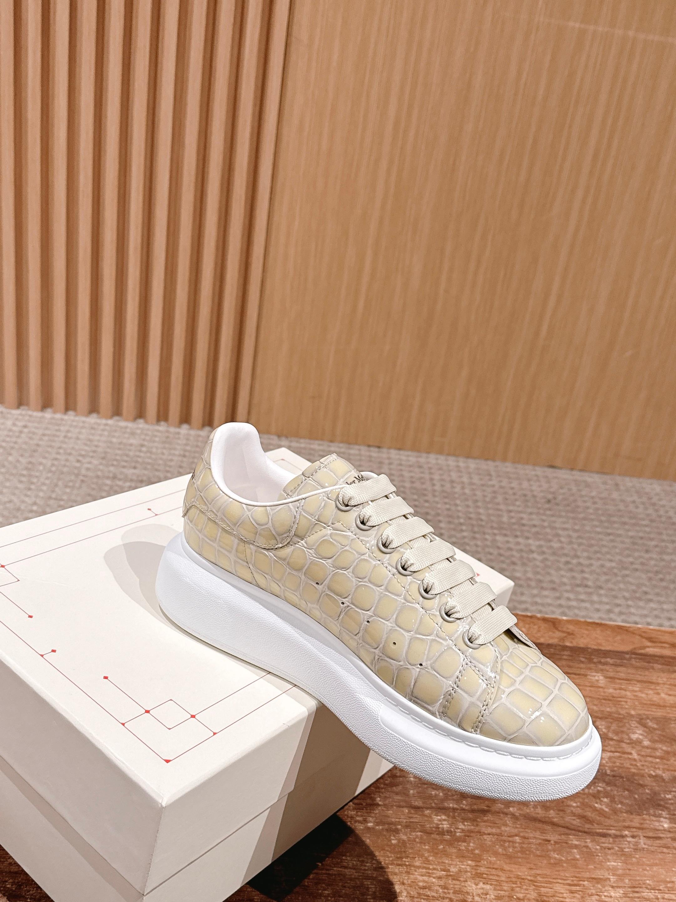 Cream alligator-embossed leather sneaker with white rubber sole and laces