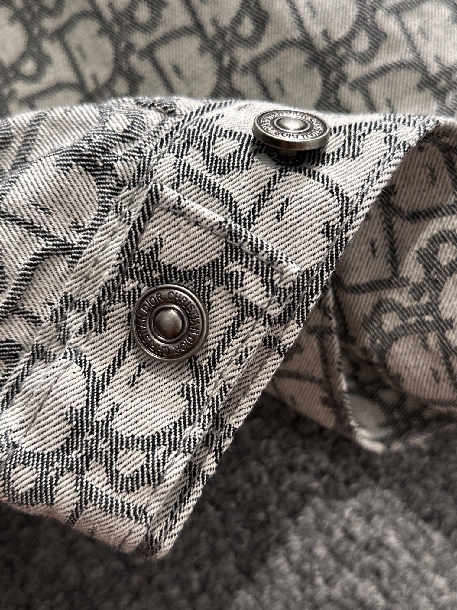 Logo-print jacket sleeve cuff with two round metal snap buttons