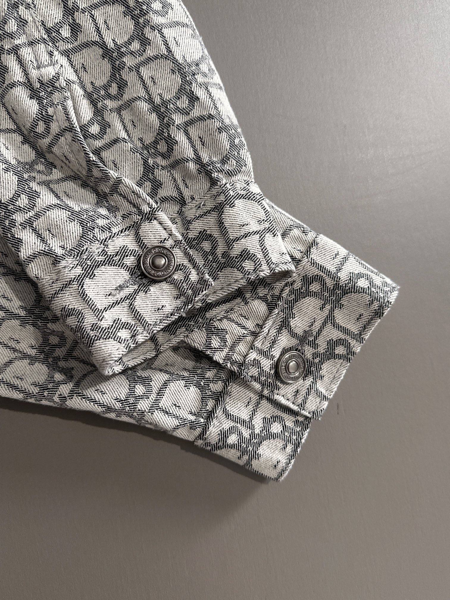 Logo-print sleeve cuff with two metal snap buttons and stitched flap