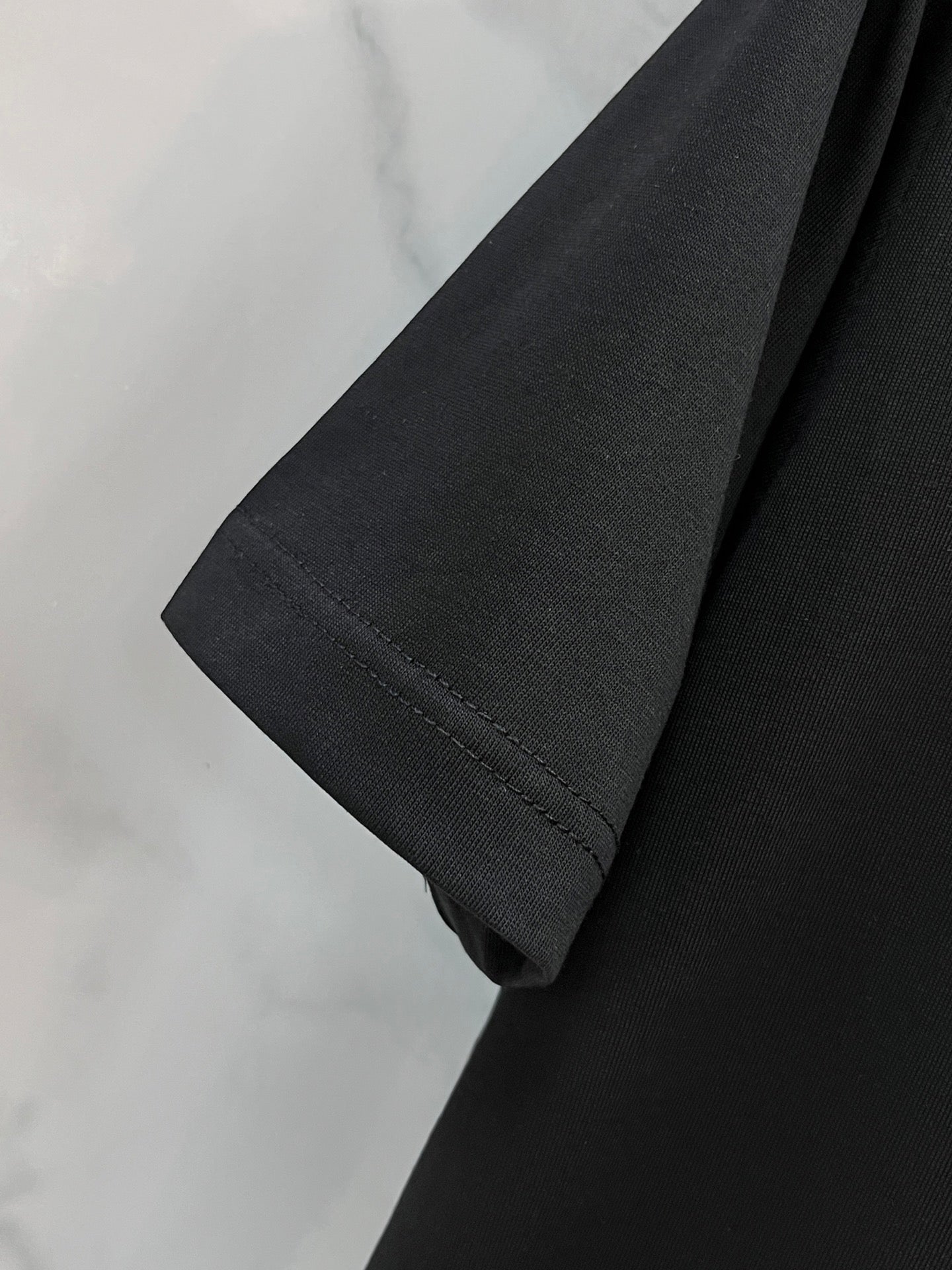Black T-shirt short sleeve and hem seam detail