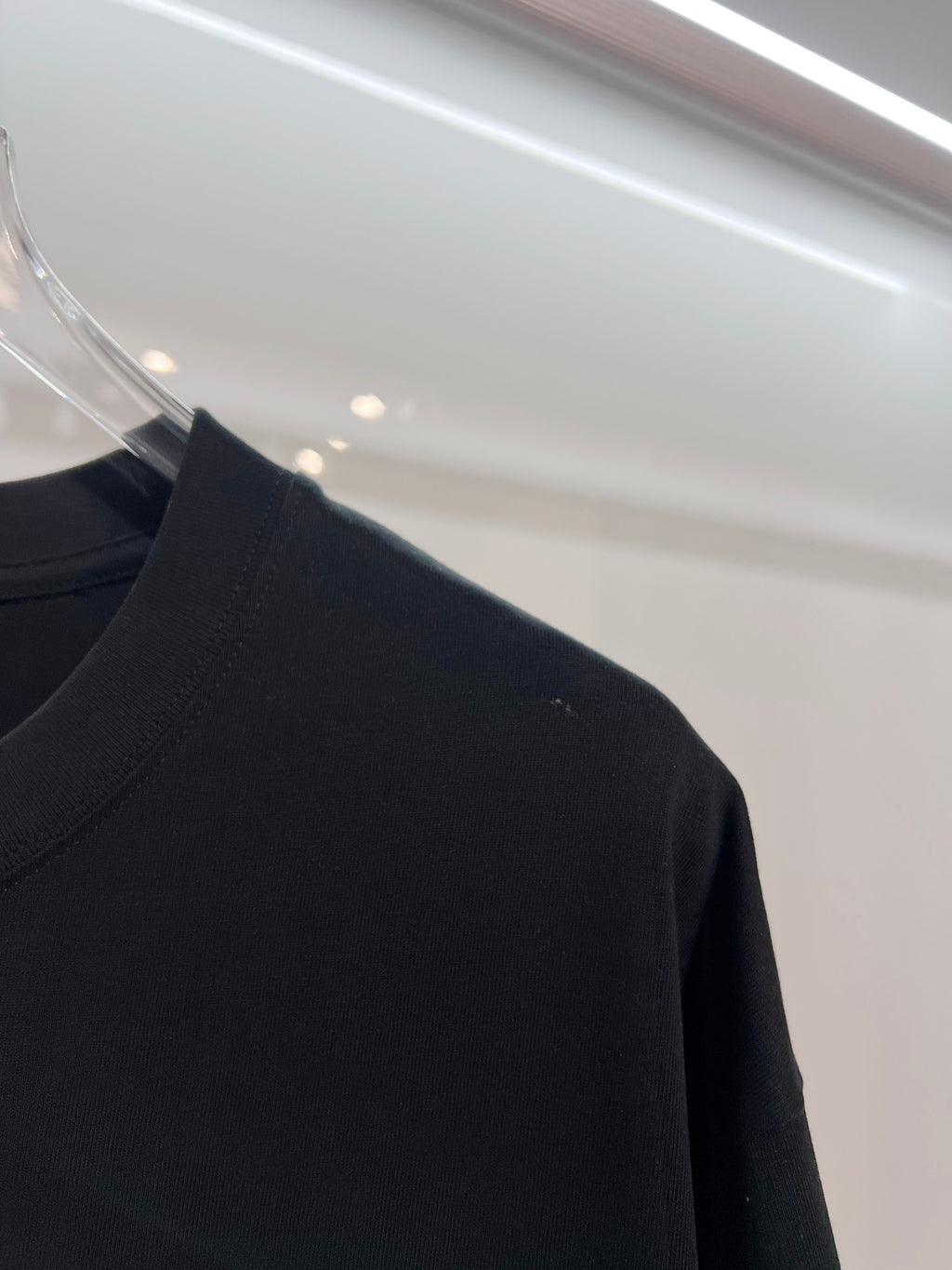 Black Dior T-shirt side view with smooth short-sleeve shoulder
