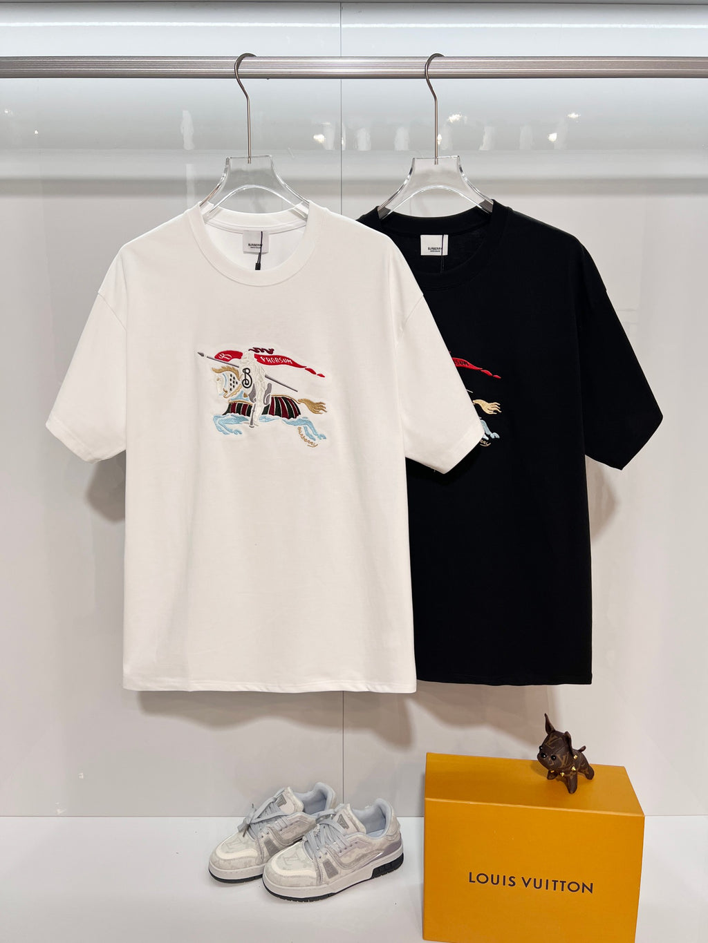 White and black short-sleeve T-shirts with horse graphic on front
