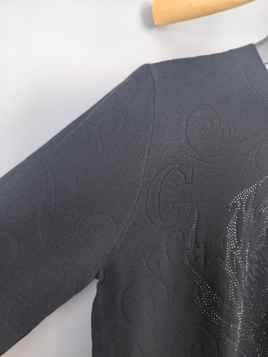 Gucci long-sleeve sweater sleeve, dark knit with raised logo motif