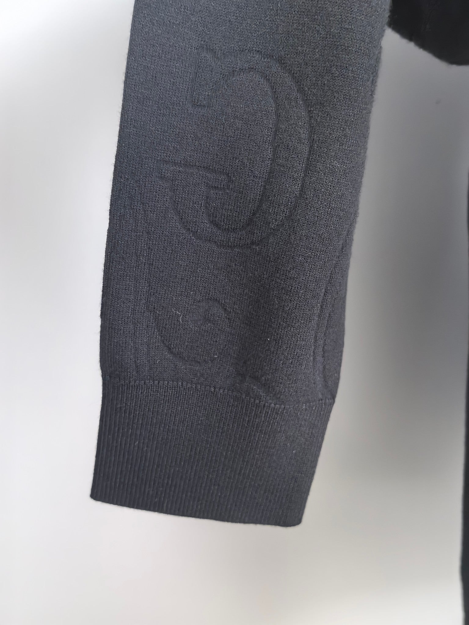 Gucci long-sleeve sweater hem and side, dark knit with embossed logo