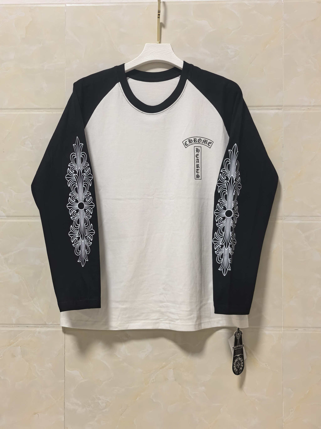 Long-sleeve raglan T-shirt, white body with black sleeves and front graphic