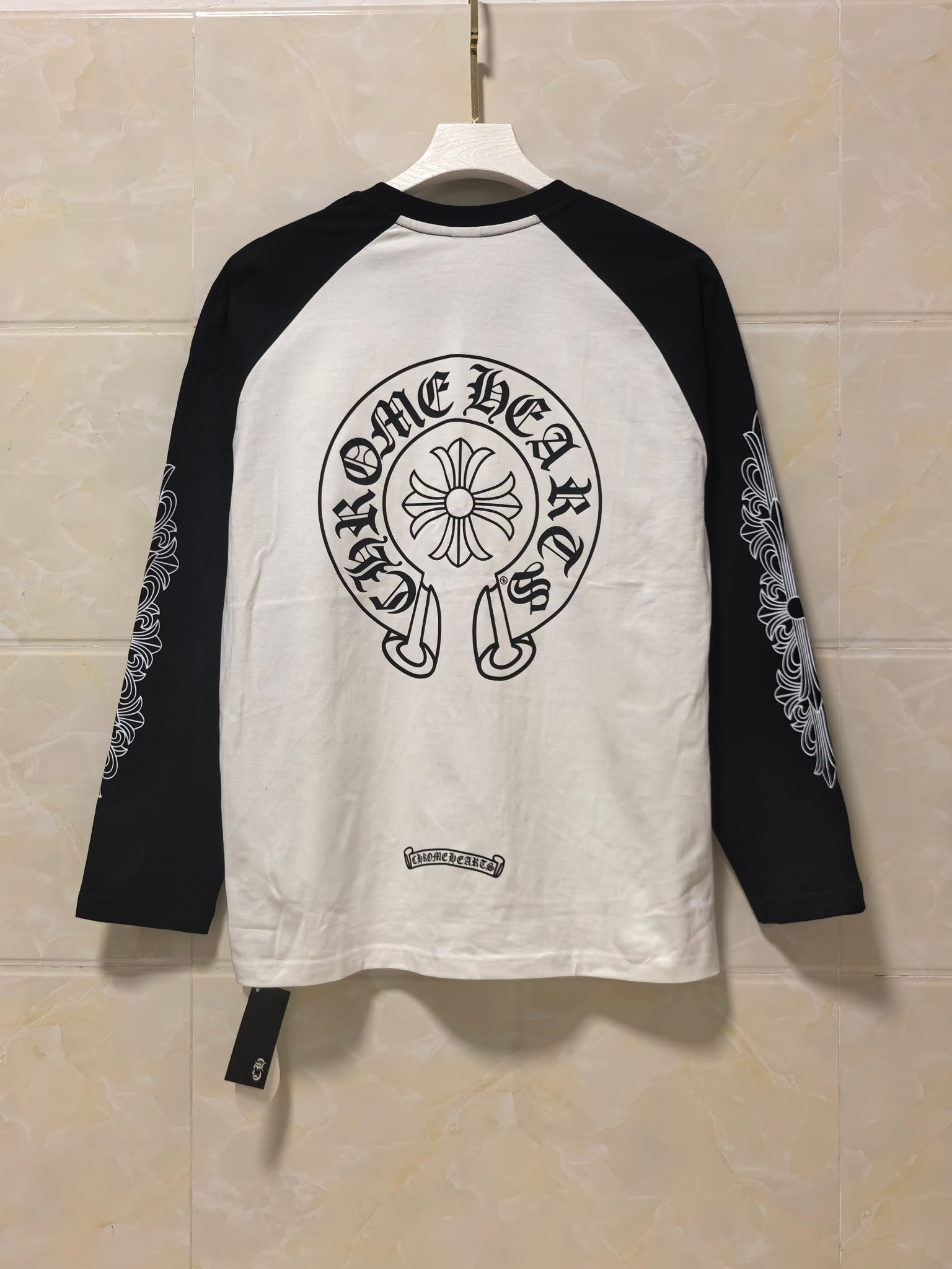 Long-sleeve raglan T-shirt back, white with large circular crest print