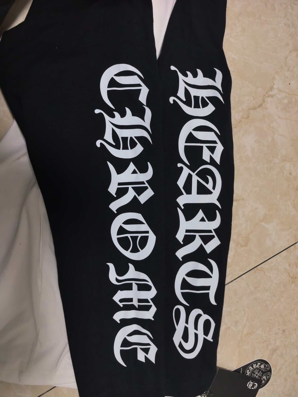 Raglan long-sleeve shirt sleeve, black graphic lettering on white base