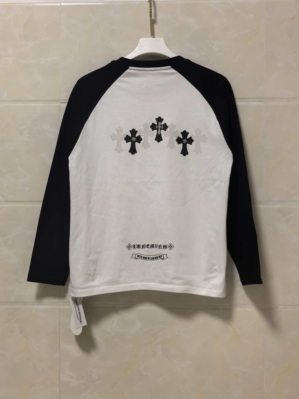 Long-sleeve raglan T-shirt, white back with black sleeves and cross motif
