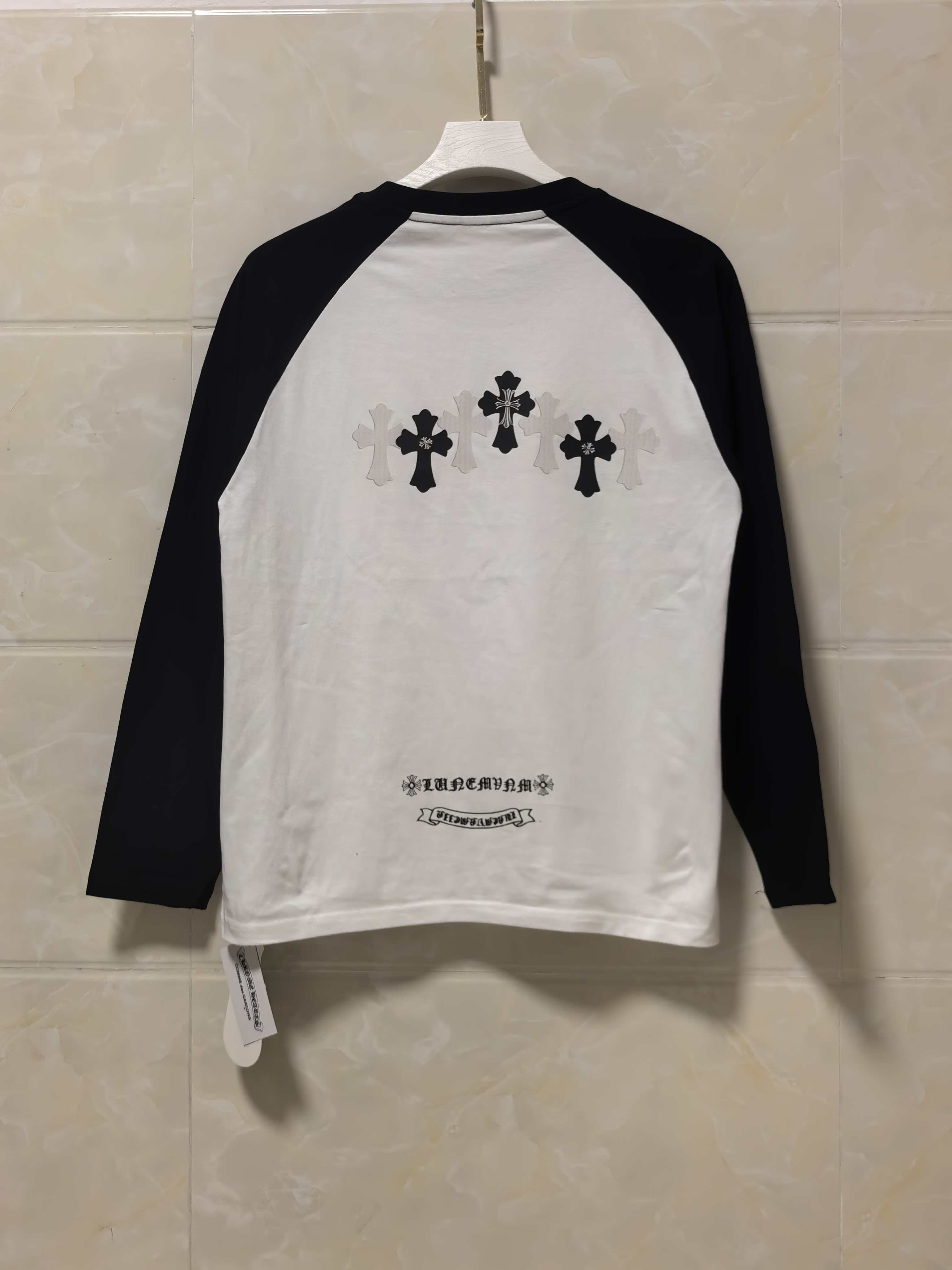 Long-sleeve raglan T-shirt, white back with black sleeves and cross motif