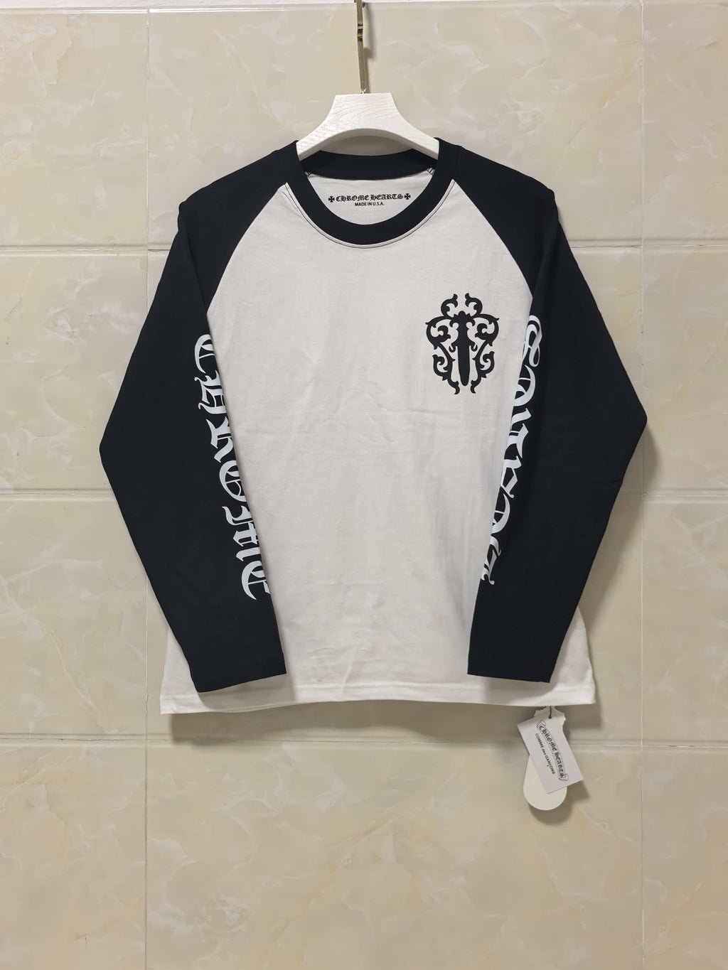Raglan long-sleeve shirt in black and white with chest crest graphic