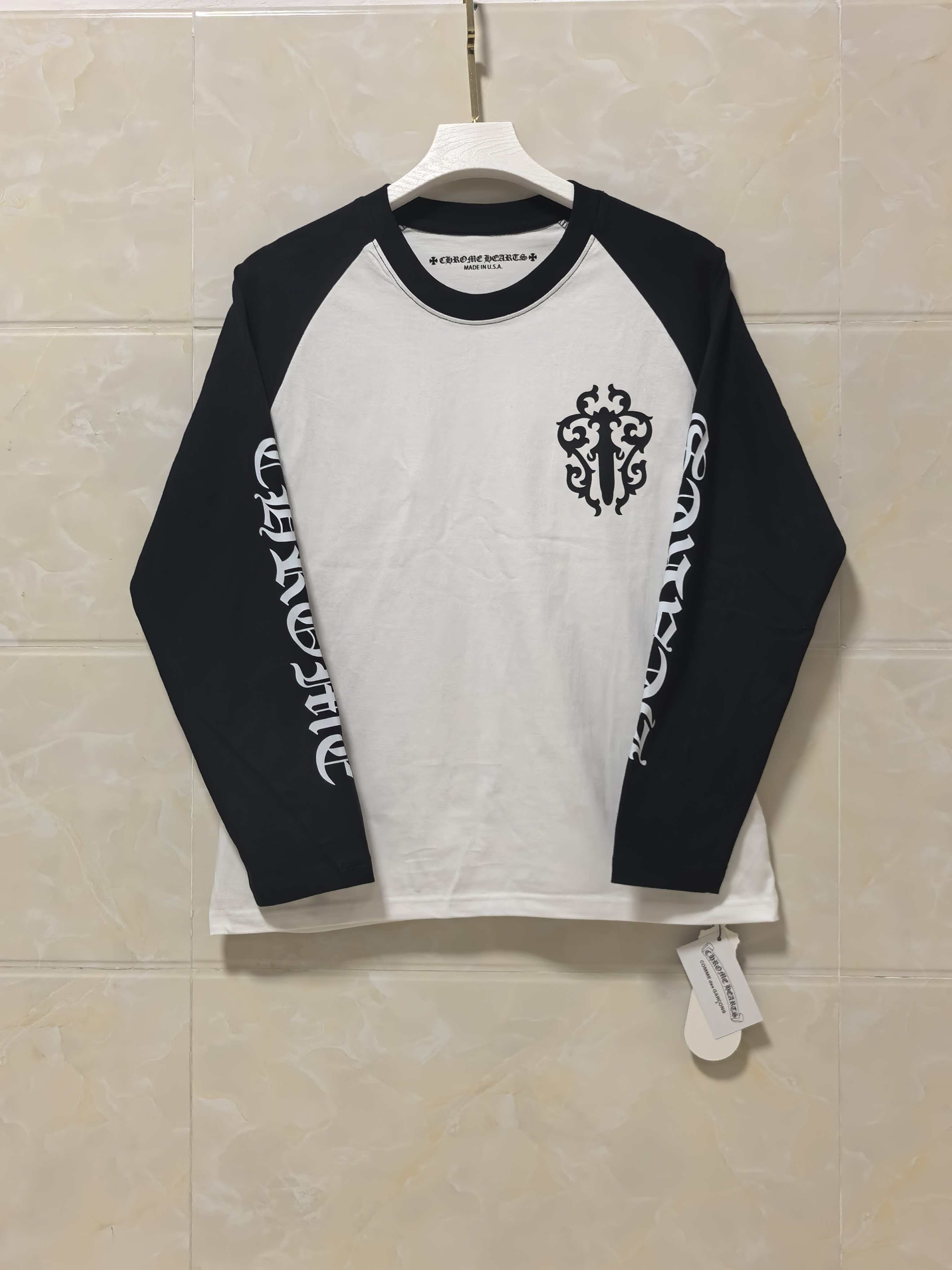 Raglan long-sleeve shirt in black and white with chest crest graphic
