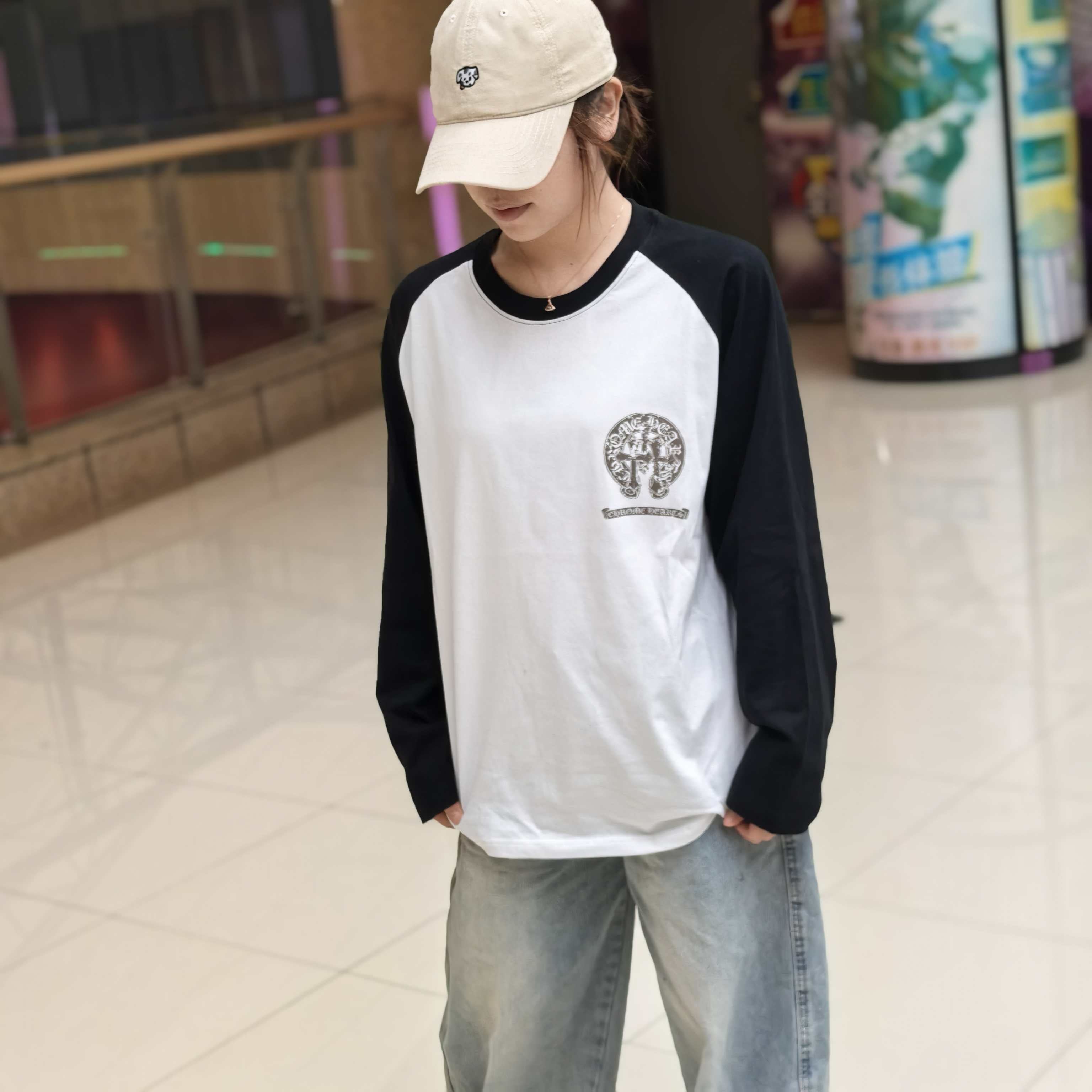 Long-sleeve raglan baseball T-shirt, black sleeves and white body with small chest logo