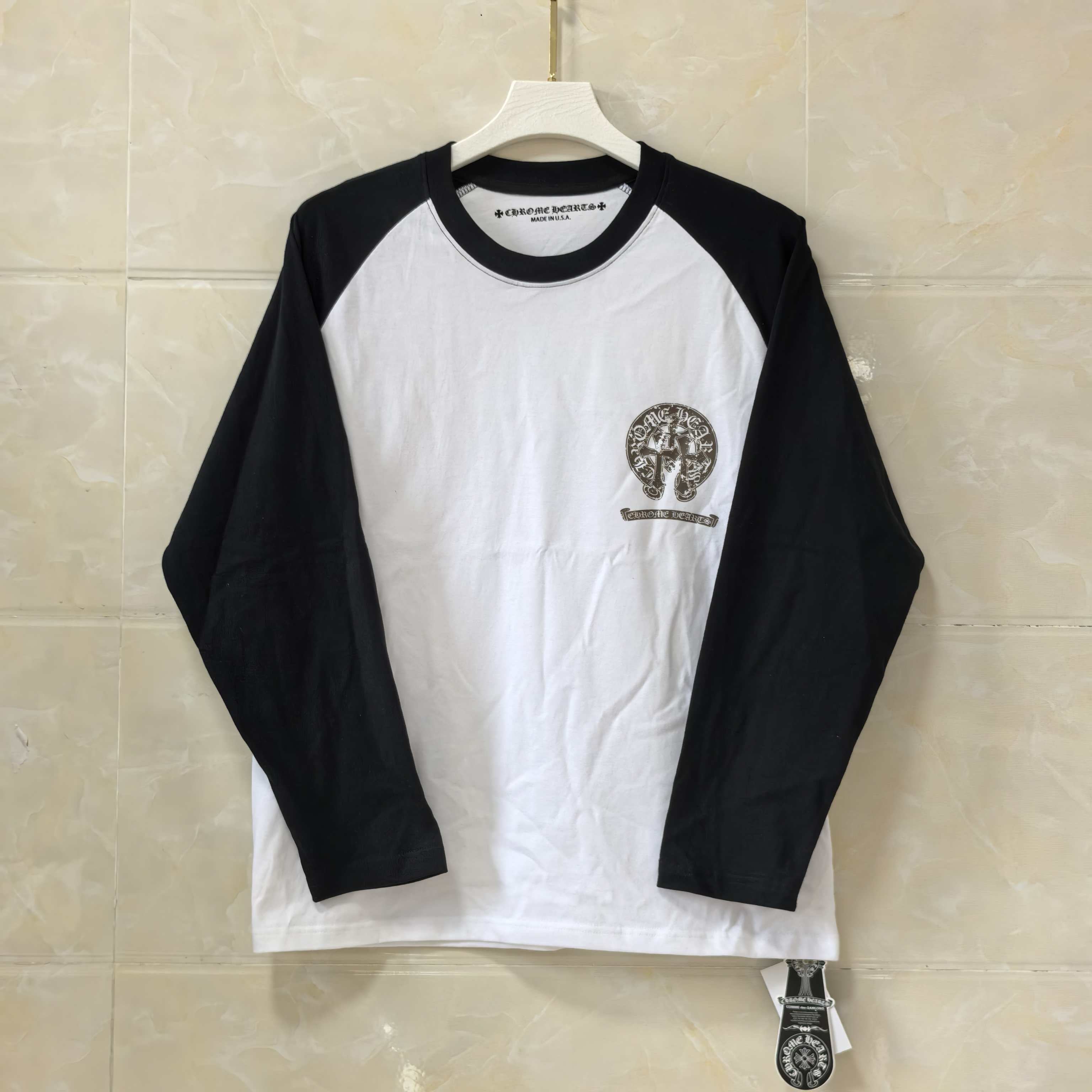 Long-sleeve raglan baseball T-shirt with small chest crest logo, black sleeves and white body