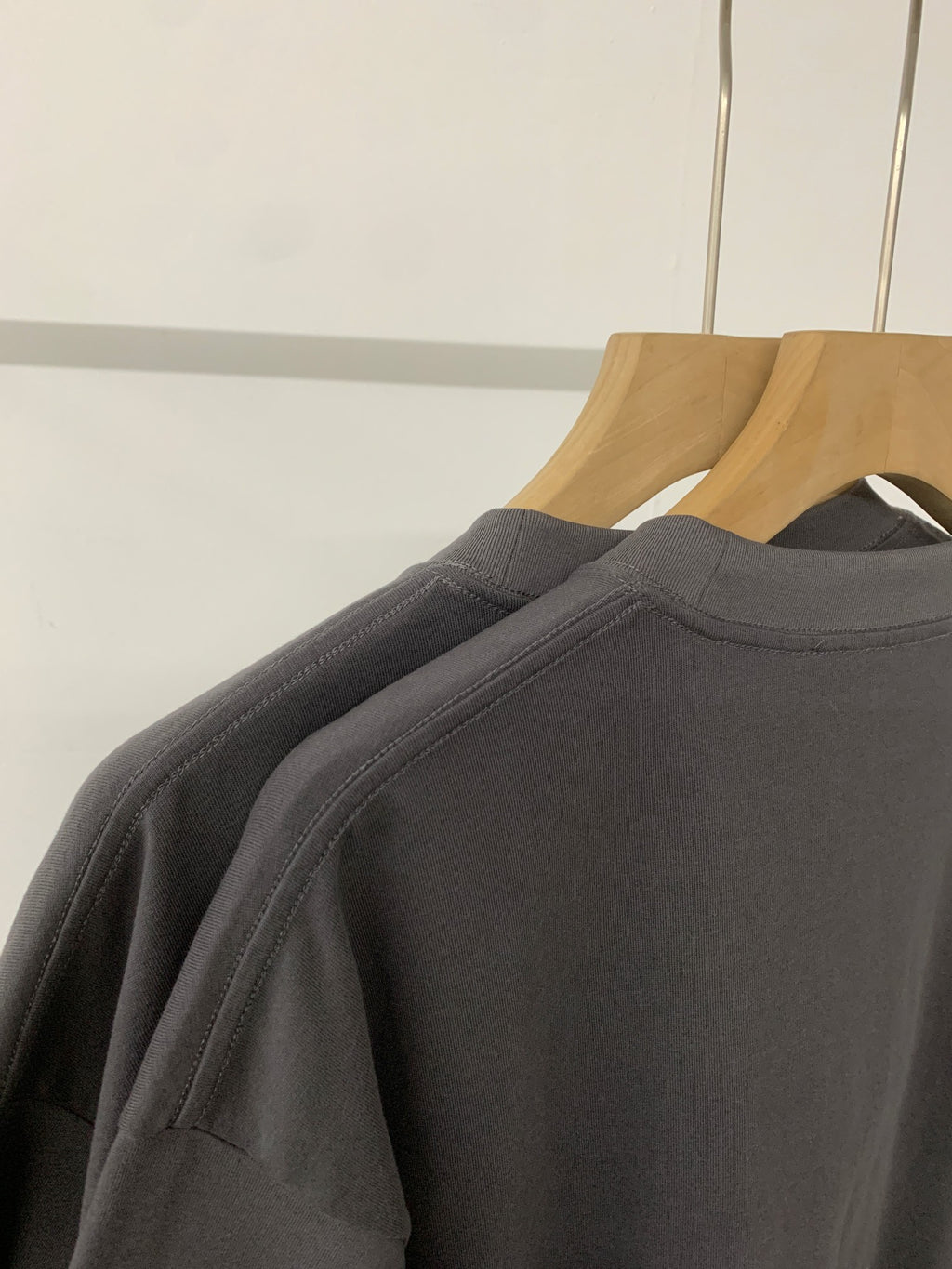 Black short-sleeve T-shirt shoulder seam and back panel