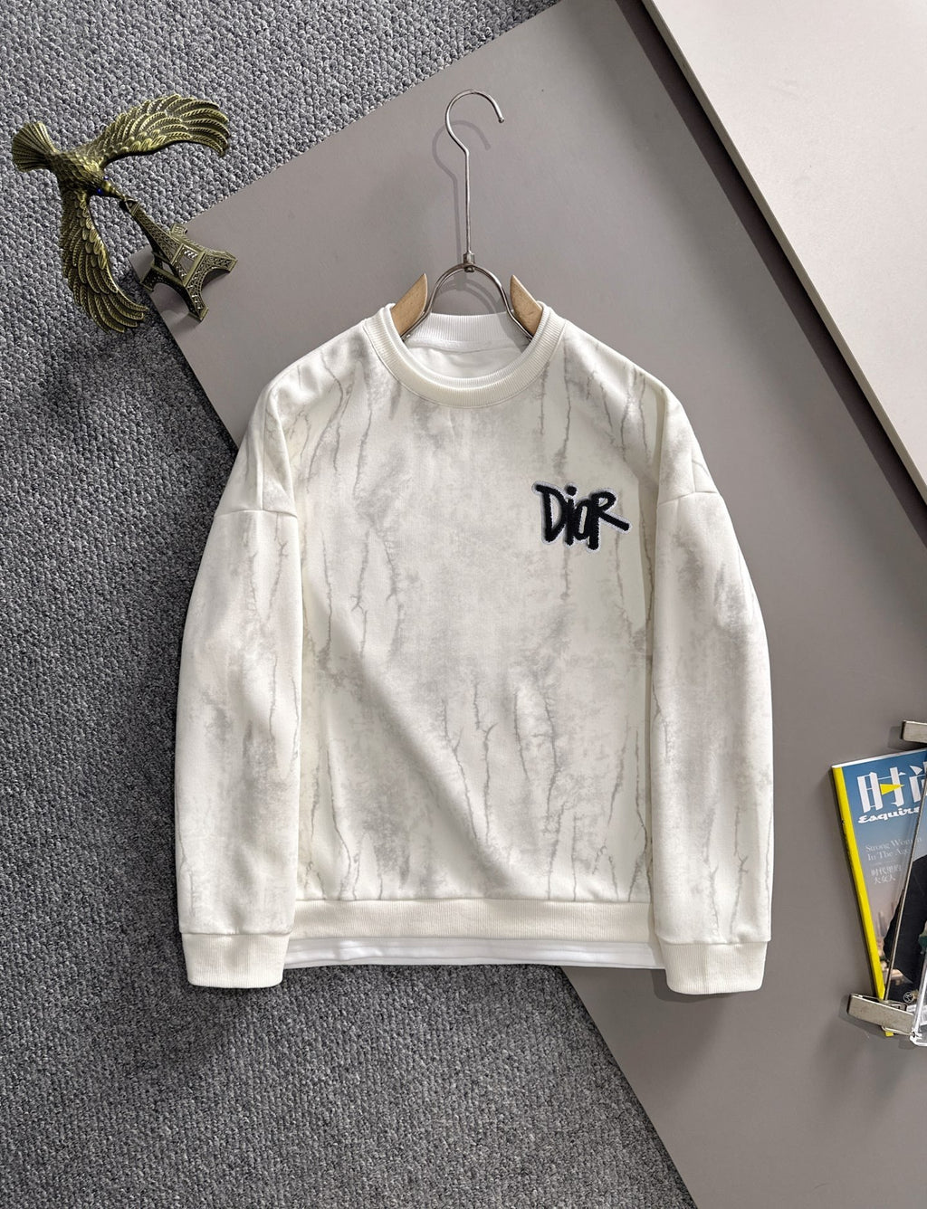 Crewneck sweatshirt with marbled light design and black DiR logo, long sleeves