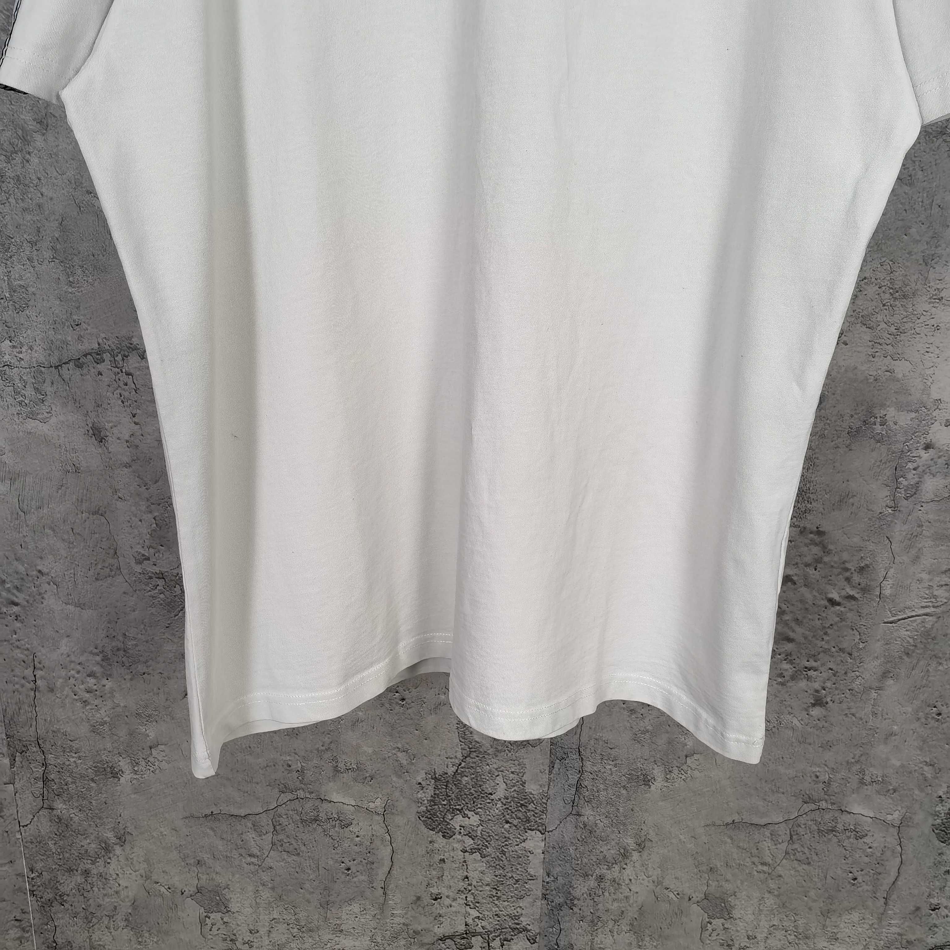 White short-sleeve t-shirt with straight hem