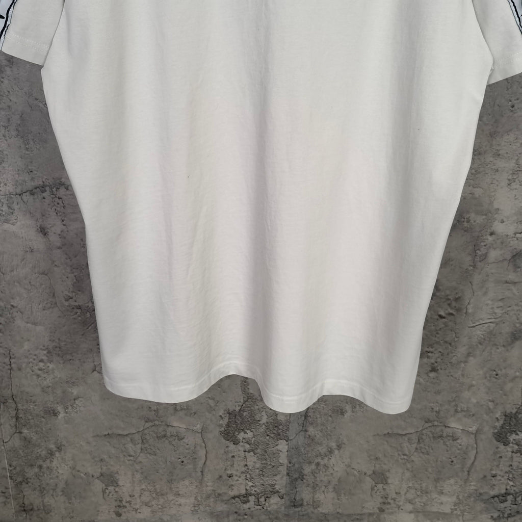 White short-sleeve t-shirt, relaxed fit, curved bottom hem