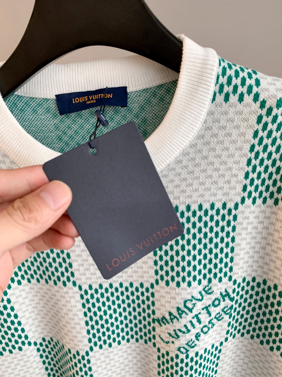 Long-sleeve knit sweater collar with Louis Vuitton tag, green-and-white check knit