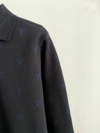 Long-sleeve polo sleeve with blue monogram detail on dark gray knit
