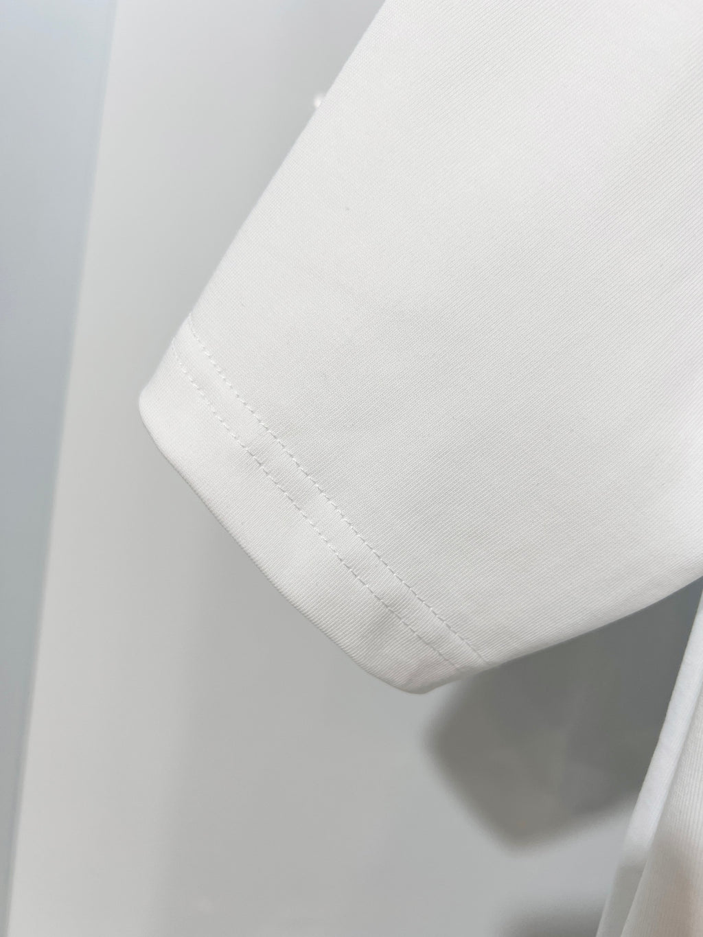 White Dior short-sleeve T-shirt sleeve hem seam detail