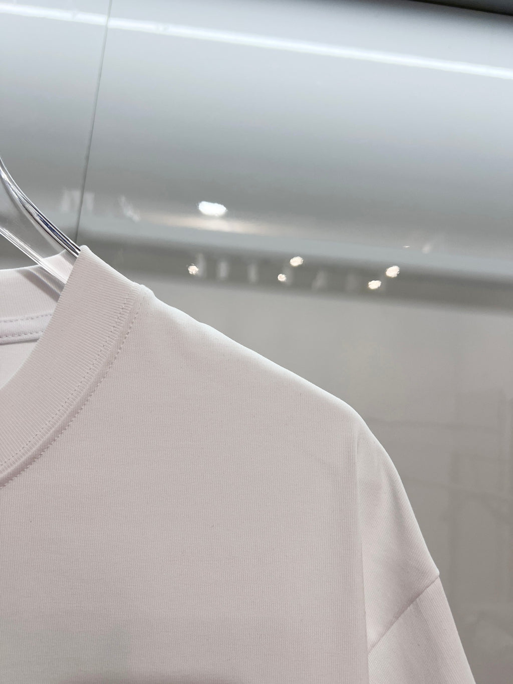 White Dior short-sleeve T-shirt shoulder and sleeve side view