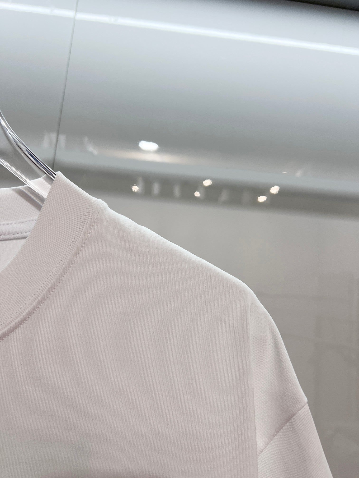 White Dior short-sleeve T-shirt shoulder and sleeve side view