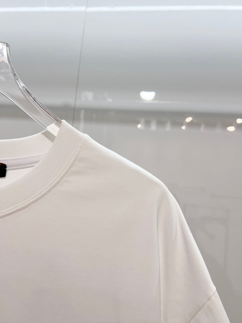 White Louis Vuitton T-shirt sleeve and side seam, plain fabric