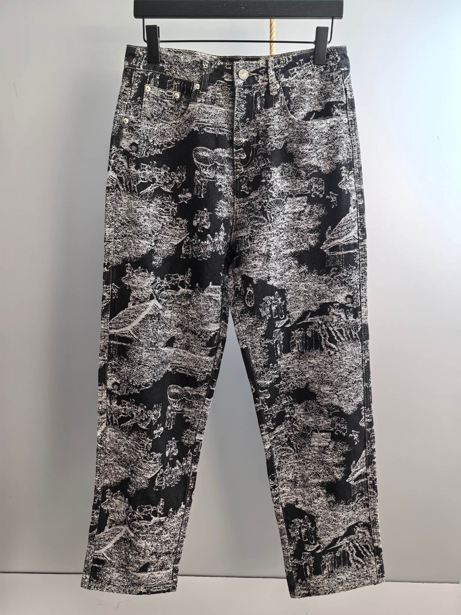Black-and-white abstract printed long pants with a straight leg and elastic waist