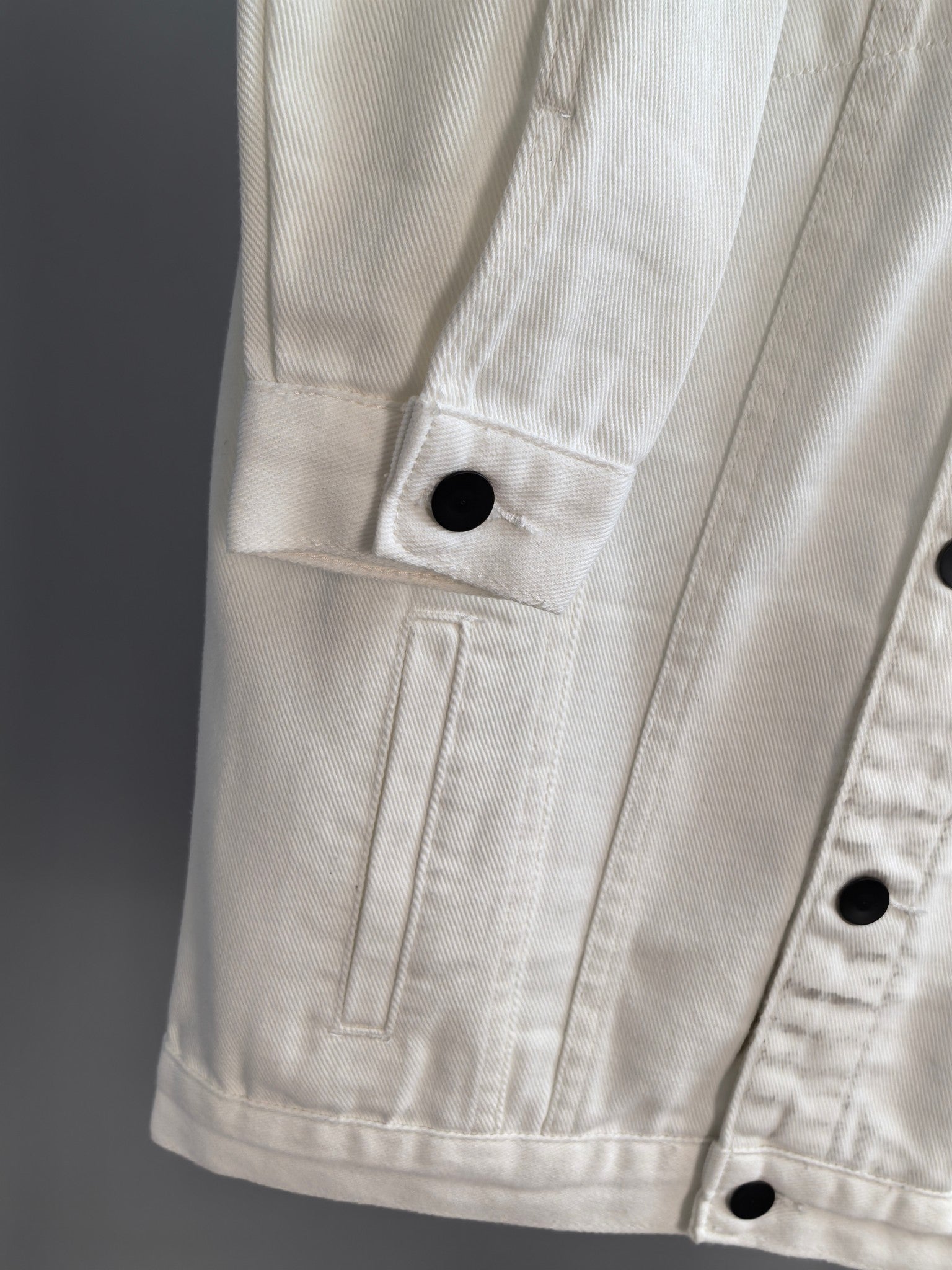 Burberry long-sleeve jacket white with side pocket and buttoned cuff detail