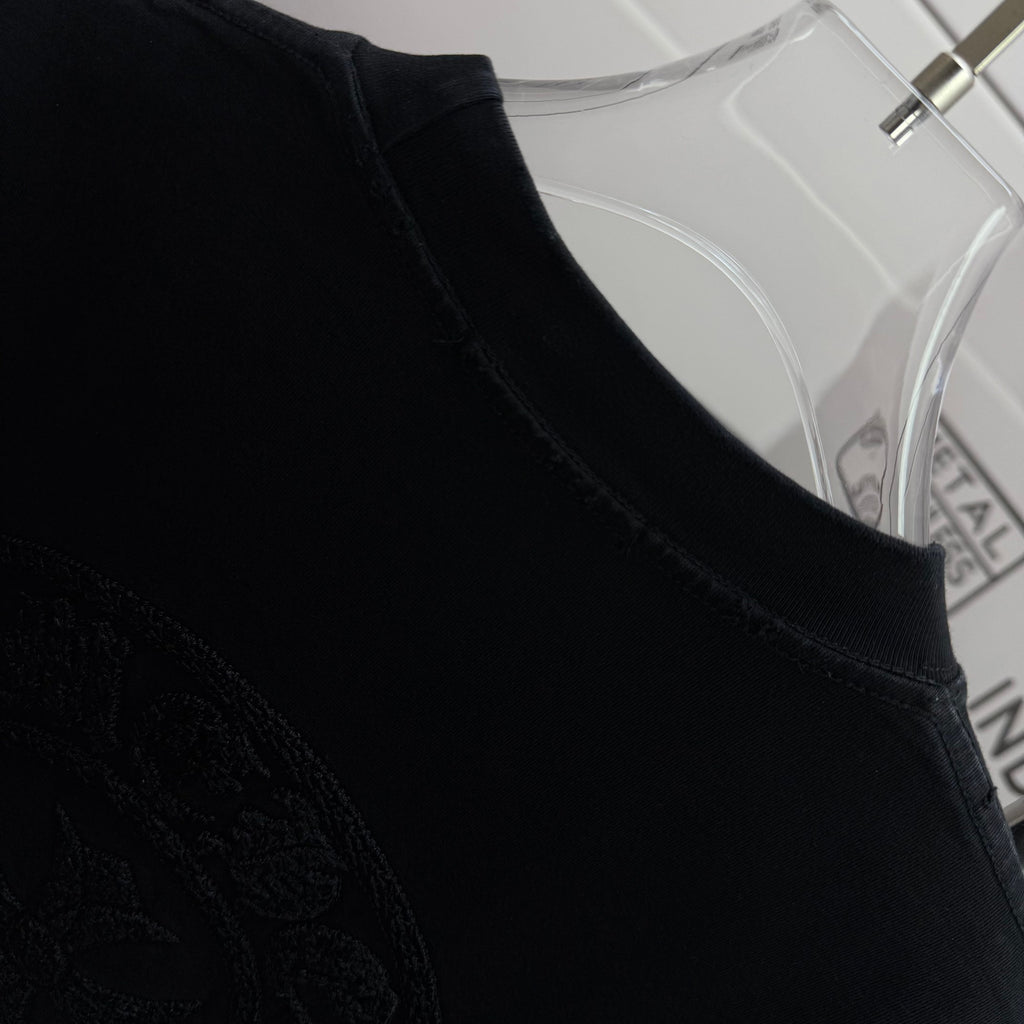 Black short-sleeve T-shirt crew neck and shoulder seam close-up
