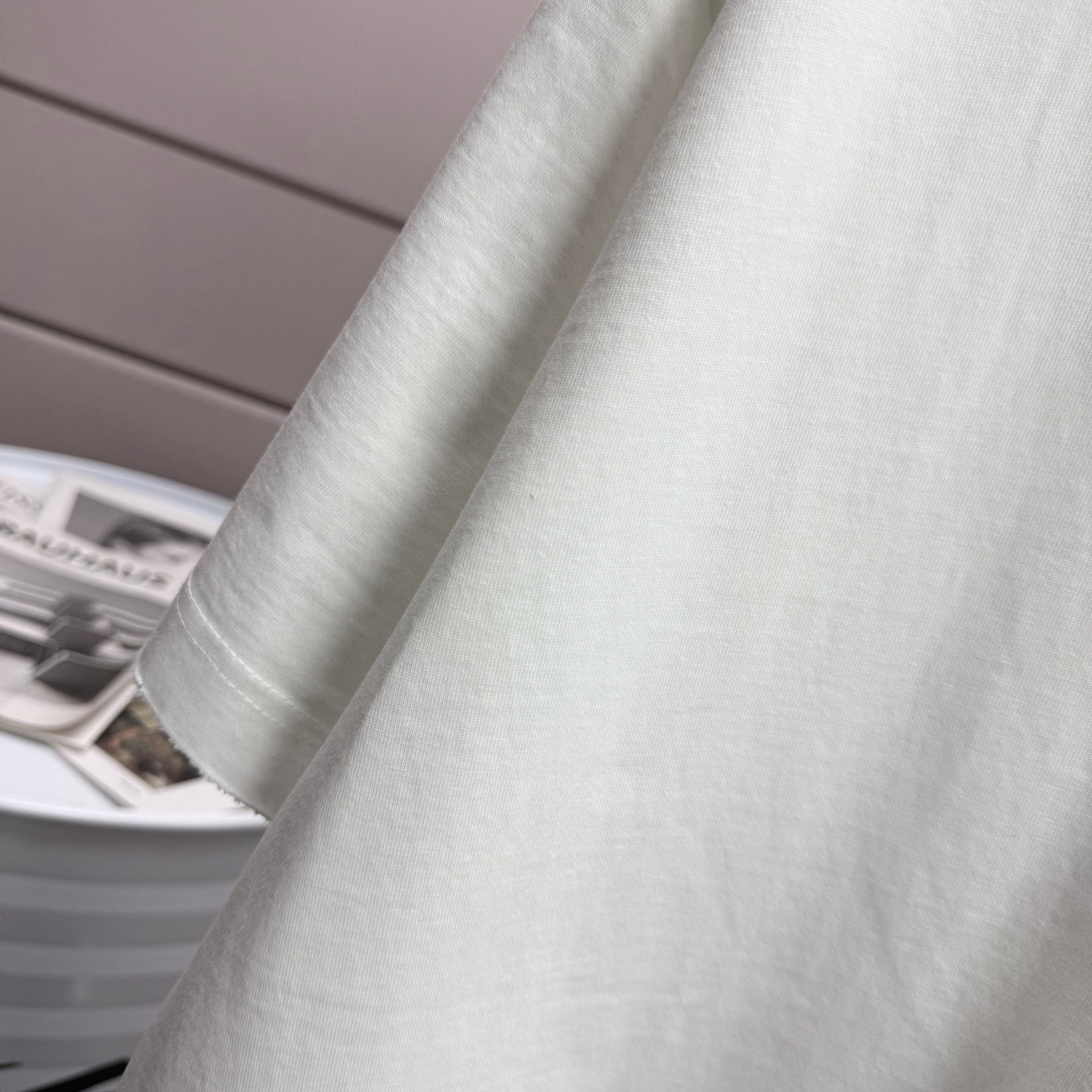 Light short-sleeve T-shirt sleeve and side seam.