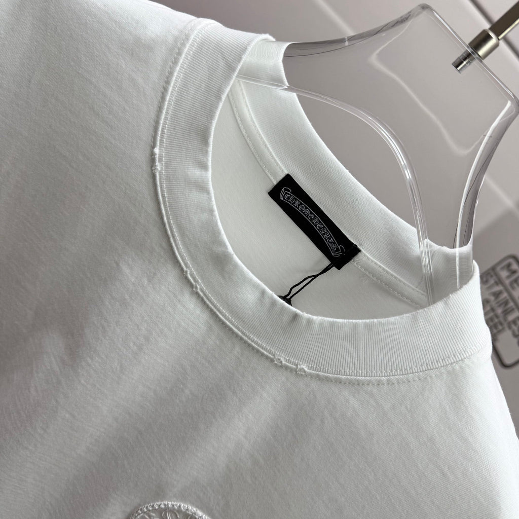 Light crewneck T-shirt neckline with inner brand label and stitched collar.