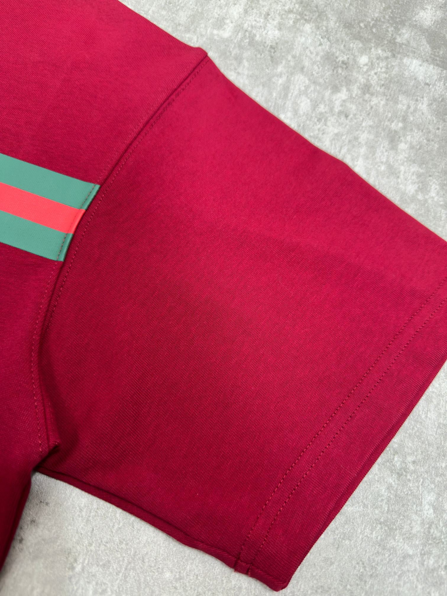 Gucci red T-shirt side seam and hem detail