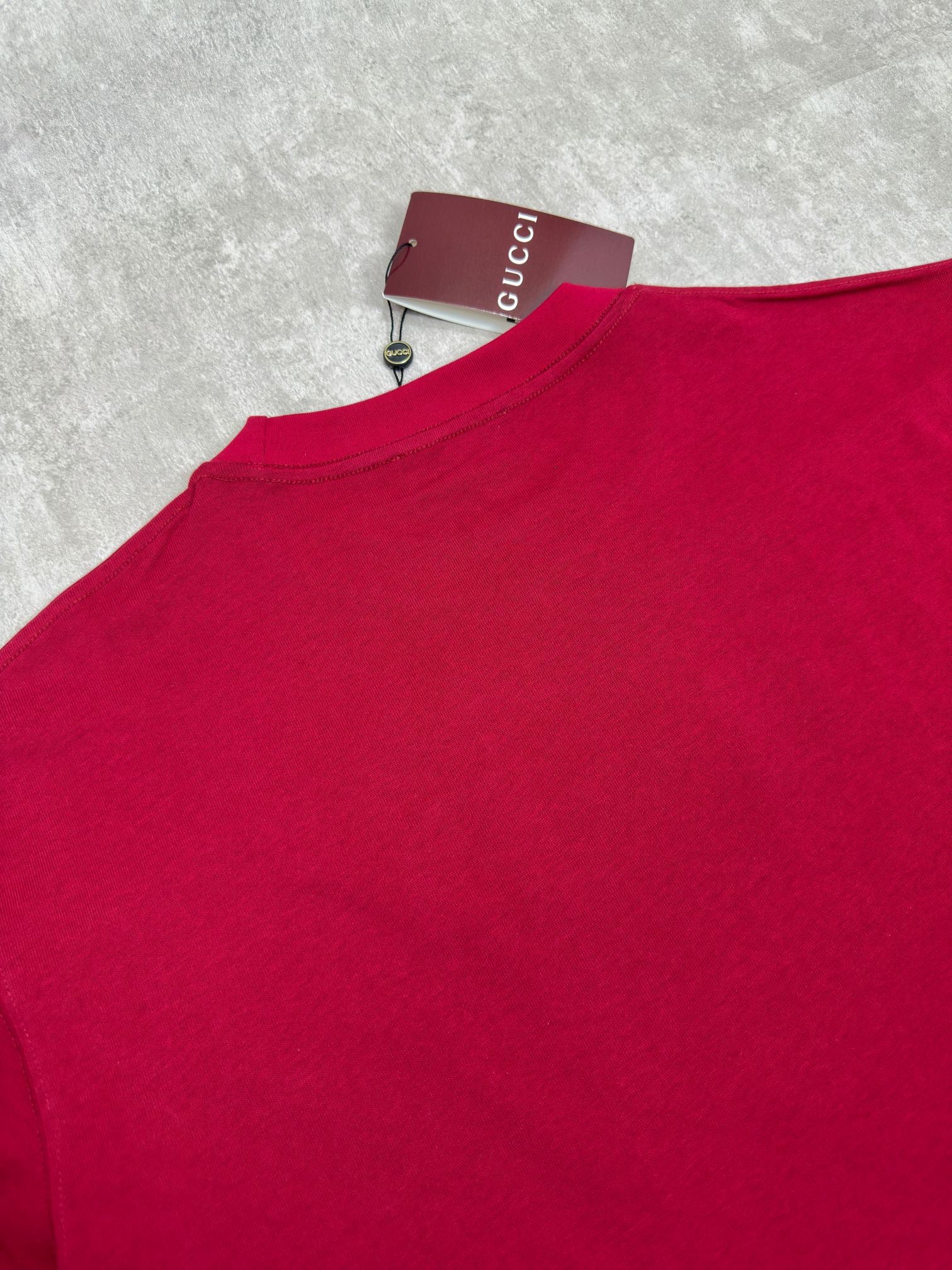 Gucci red T-shirt collar and back neck with tag on hanger