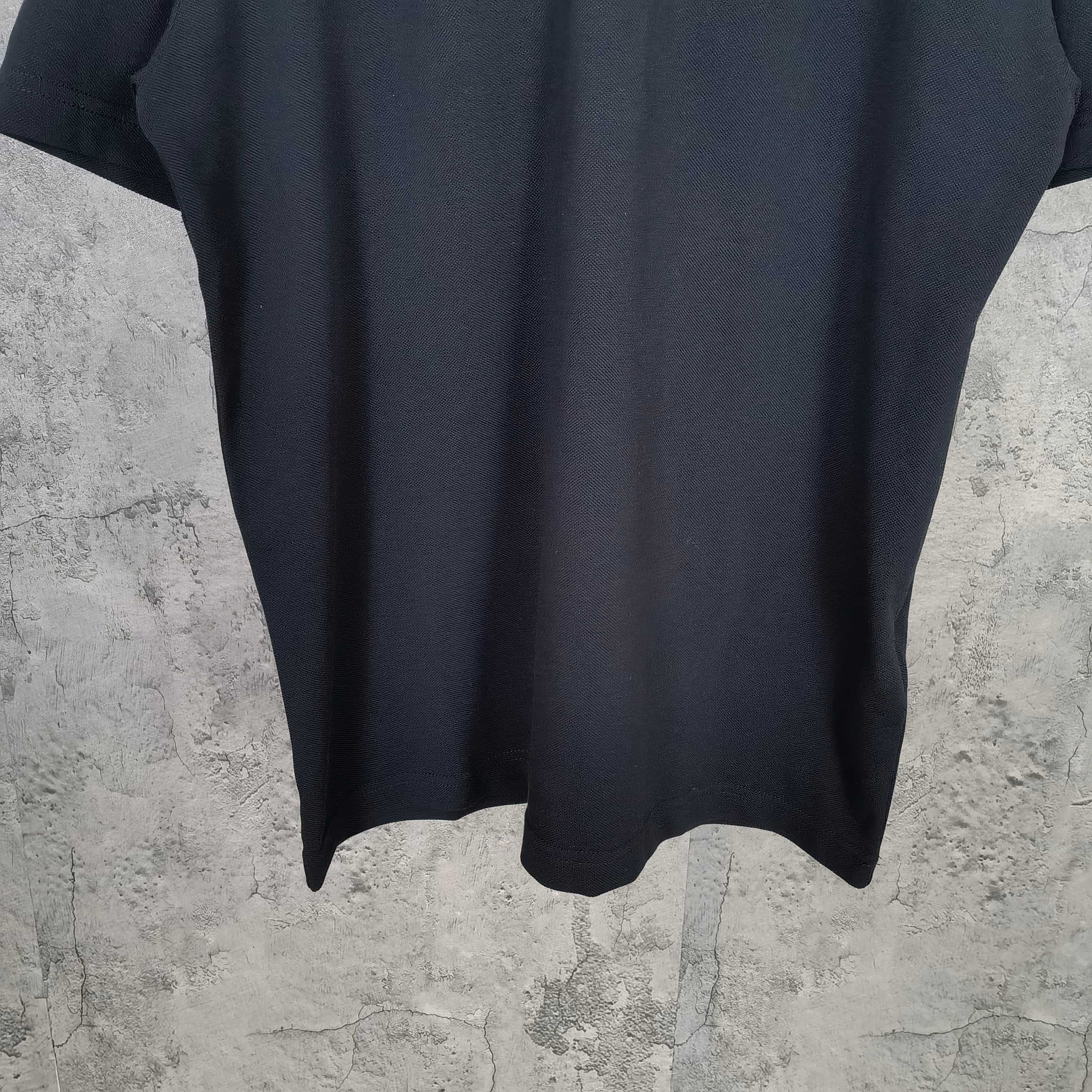 Dark short-sleeve top with curved hem and smooth fabric