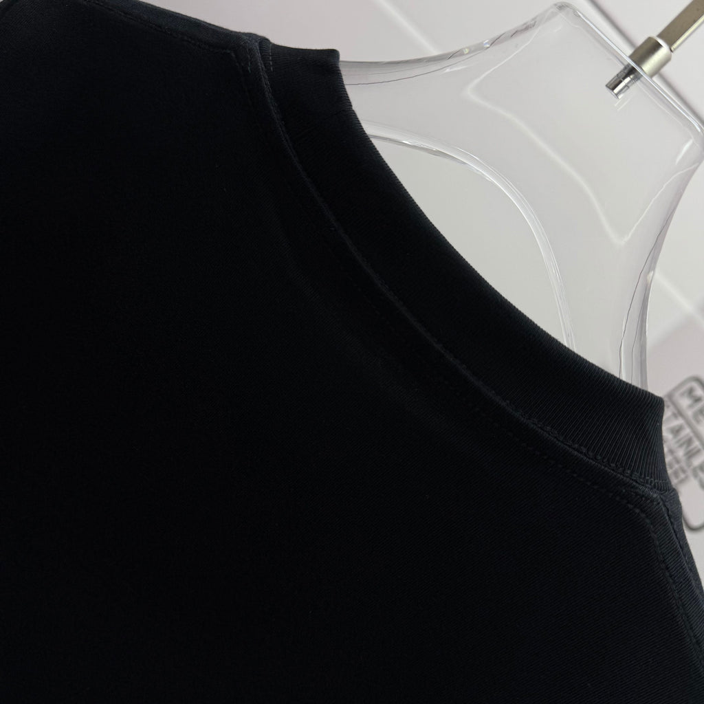 Black T-shirt collar with ribbed crew neck trim