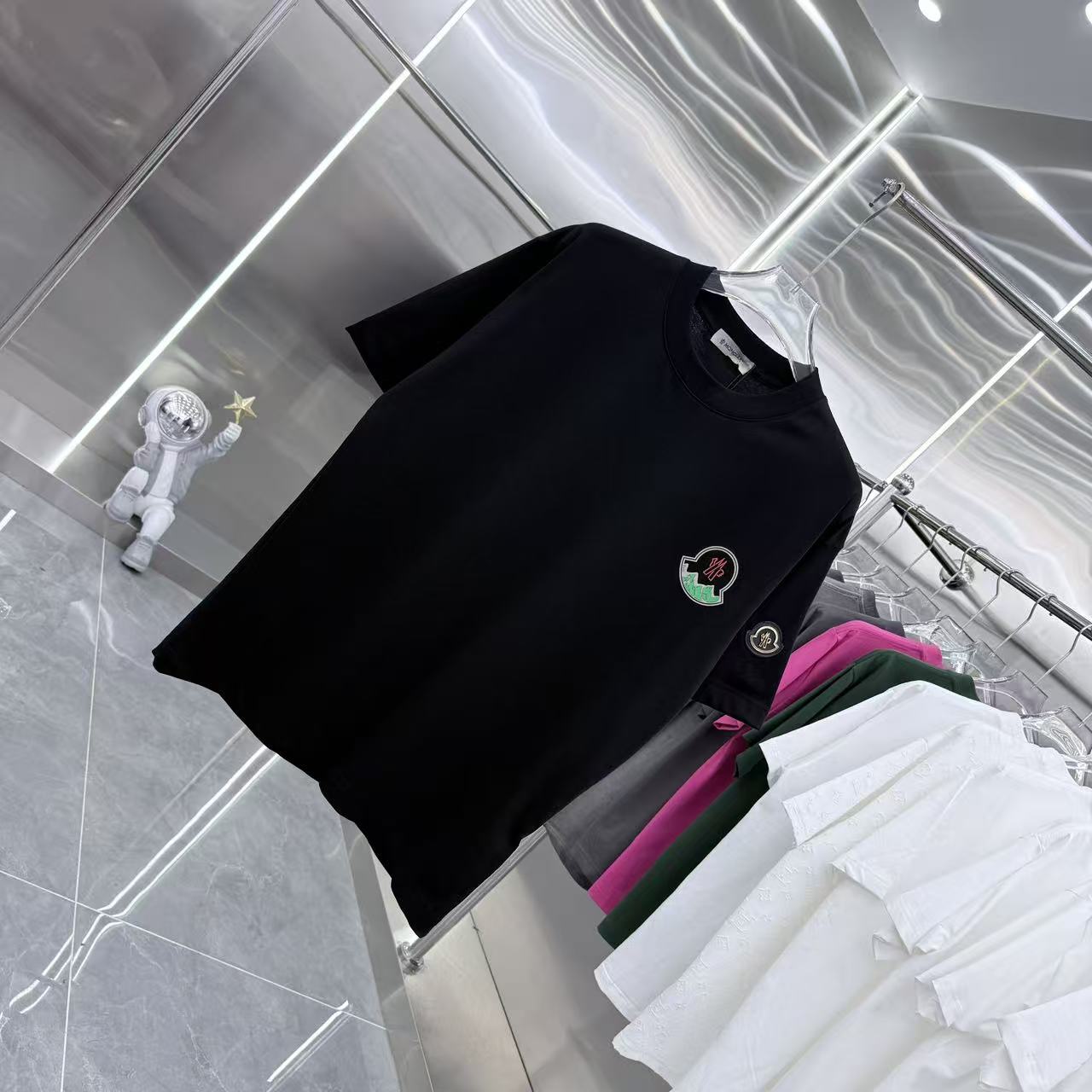 Black short-sleeve T-shirt with side crest patch detail and round neckline
