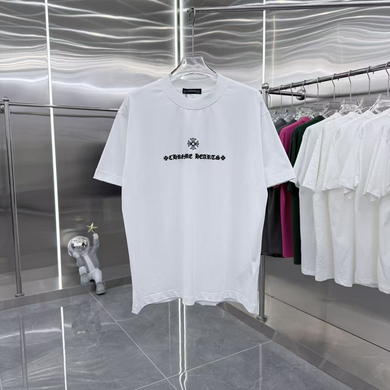White short-sleeve T-shirt with chest graphic logo