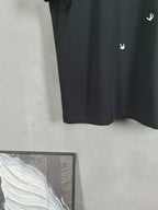 Dark crewneck T-shirt with plain back and straight hem