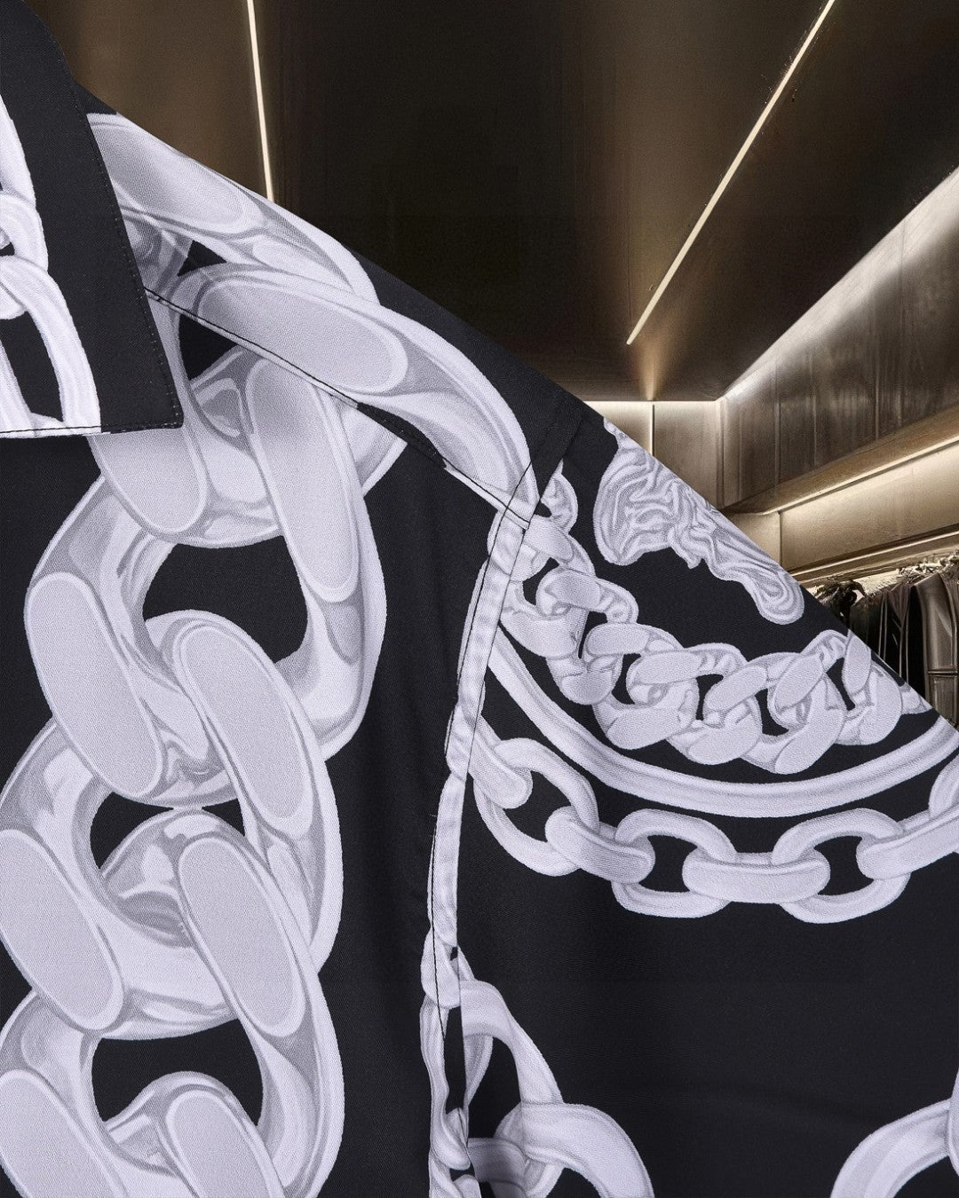 Versace black short-sleeve shirt sleeve with oversized white chain links graphic