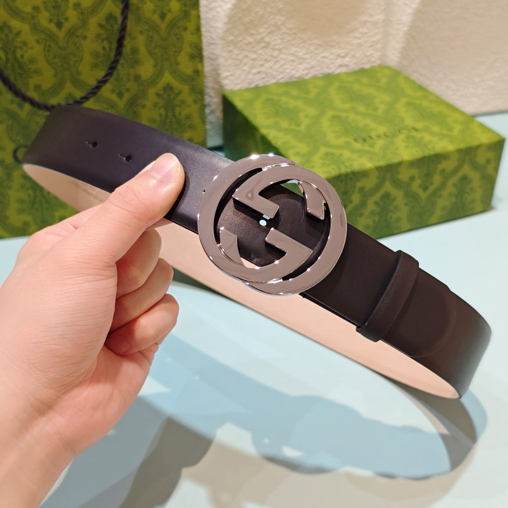 Gucci belt with dark leather strap and oval G buckle in silver-tone metal