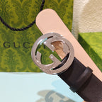 Dark leather belt with polished round GG buckle and light pink inner edge