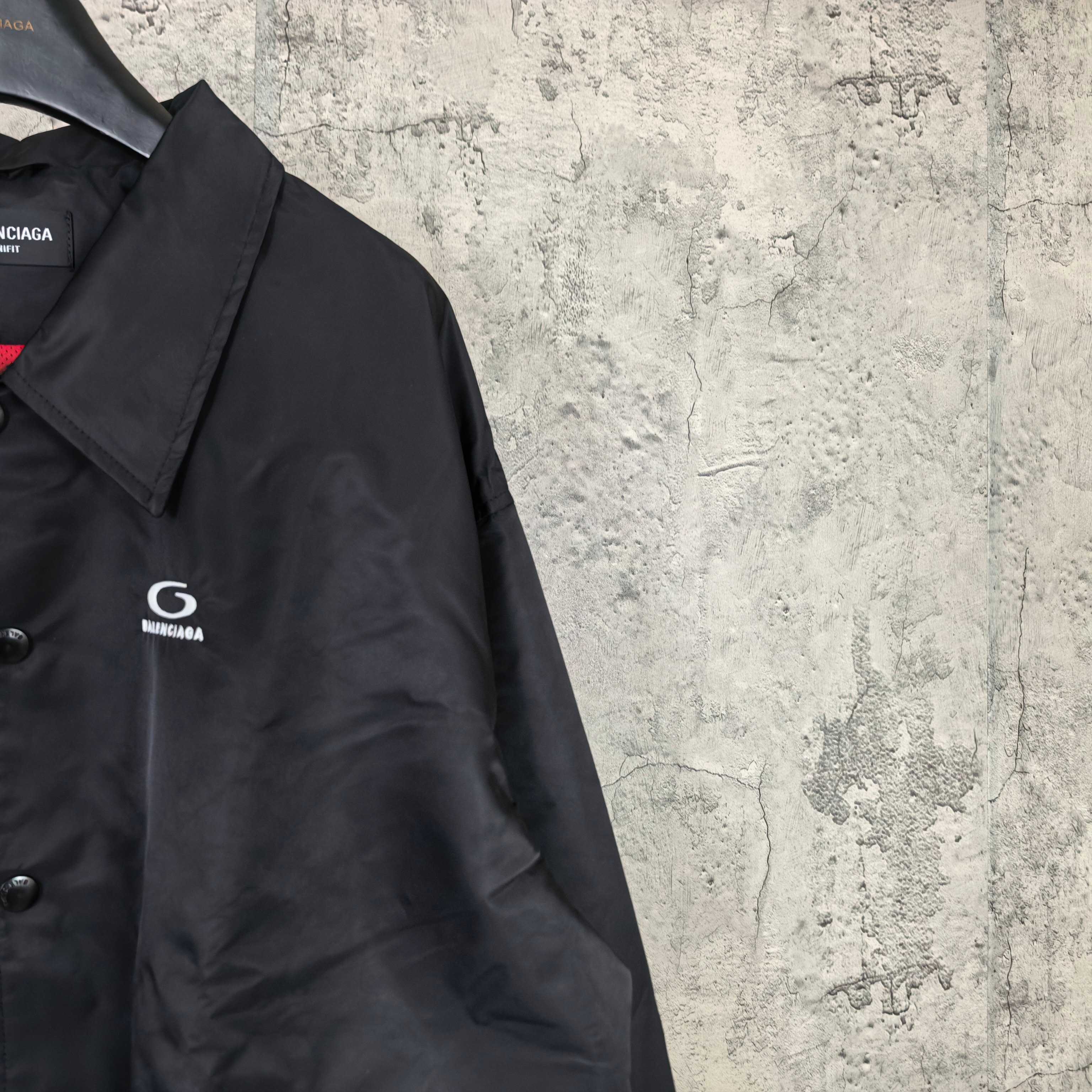 Dark navy jacket sleeve with small G logo