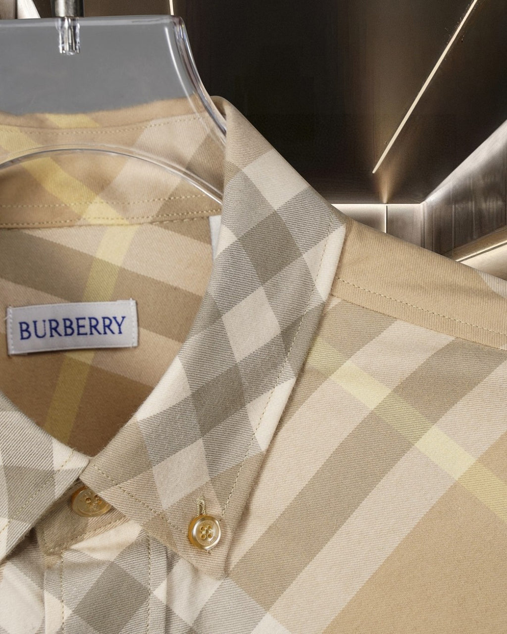 Long-sleeve shirt in beige plaid with buttoned cuff and neck label