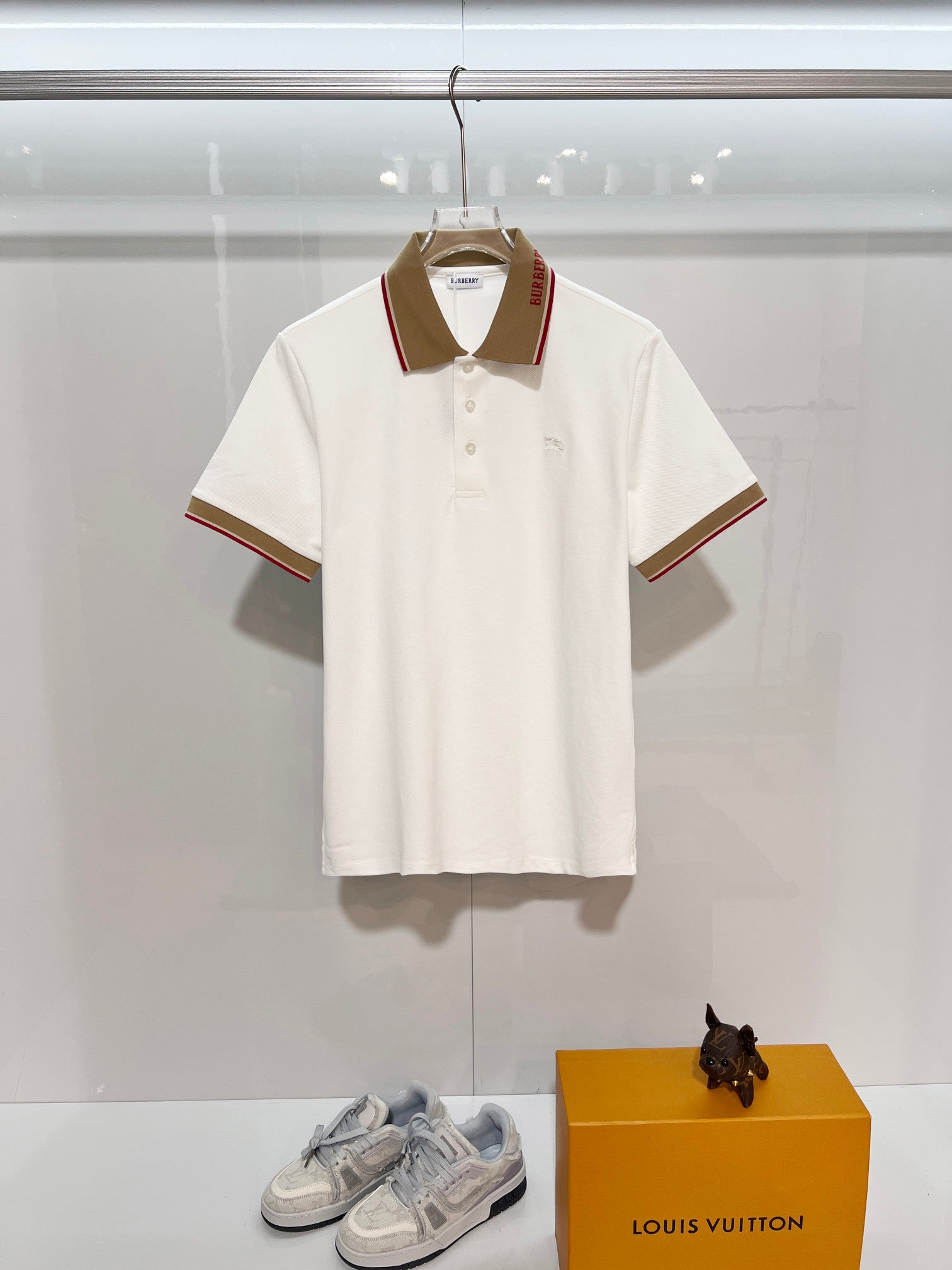 Burberry short-sleeve polo shirt in white with brown and red striped collar