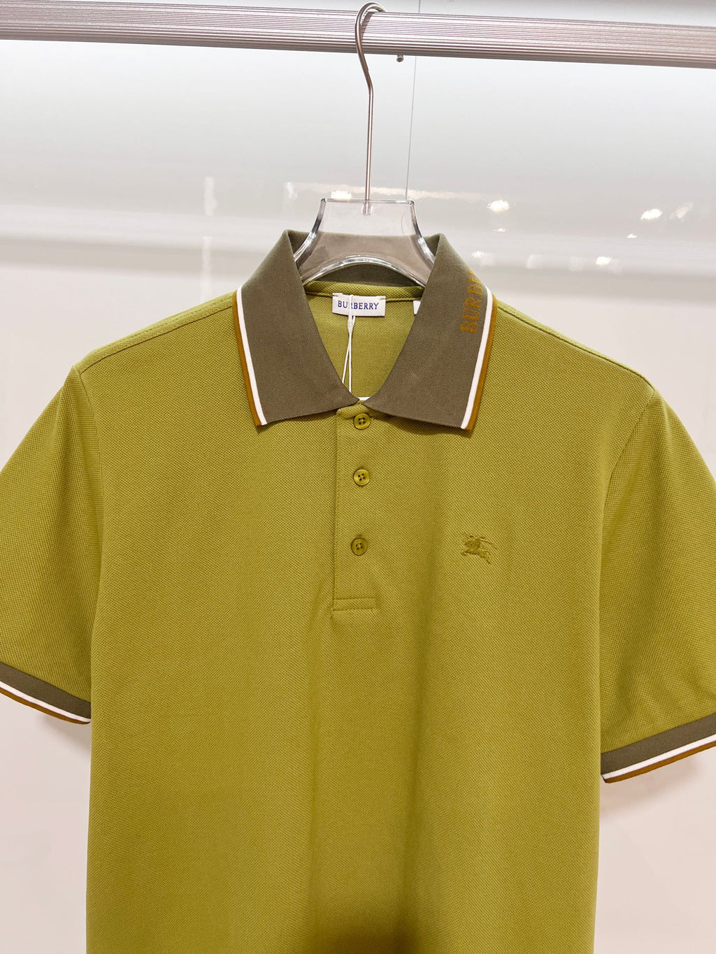 Short-sleeve polo shirt in olive green with pointed collar and button front