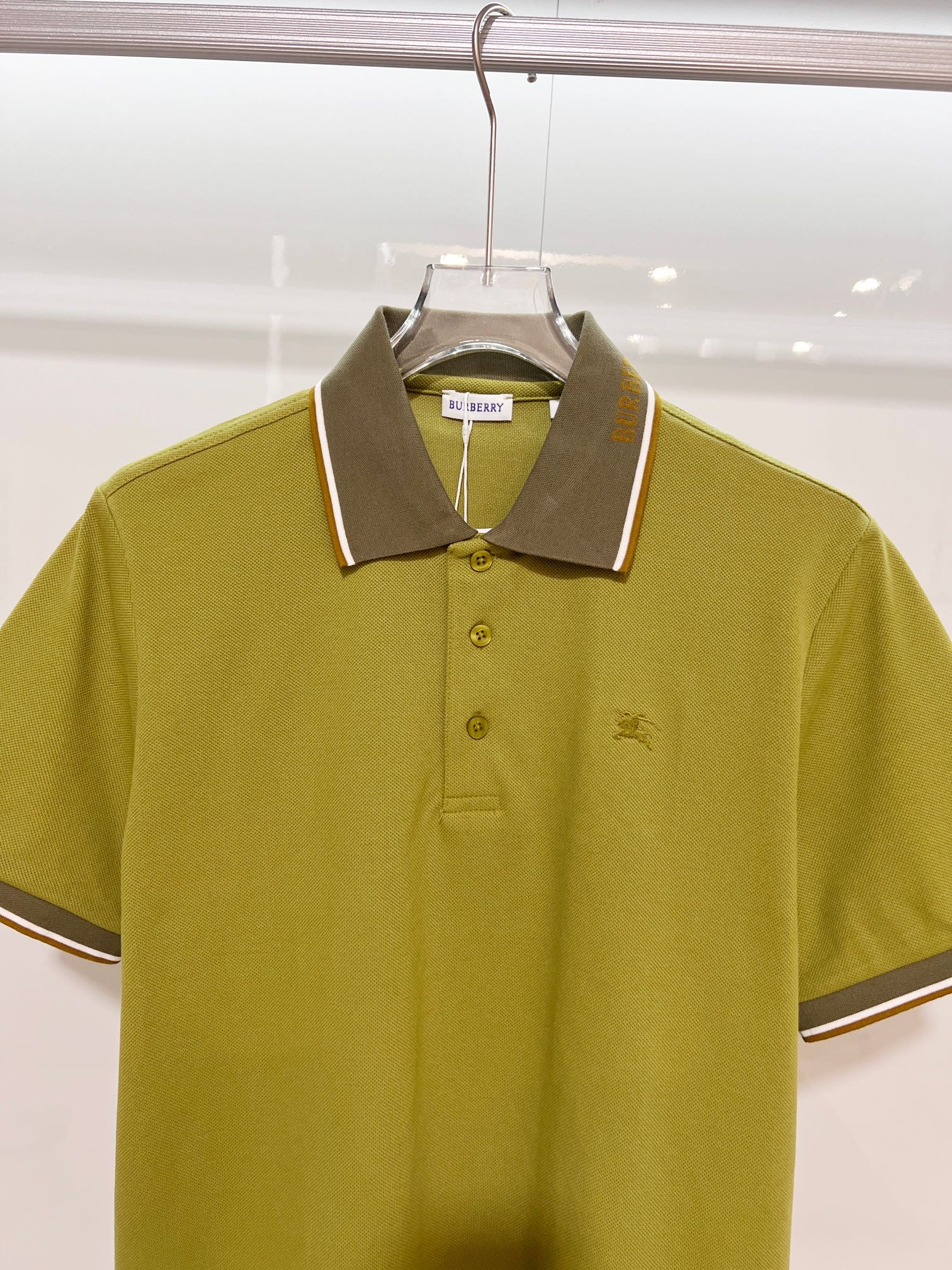 Short-sleeve polo shirt in olive green with pointed collar and button front