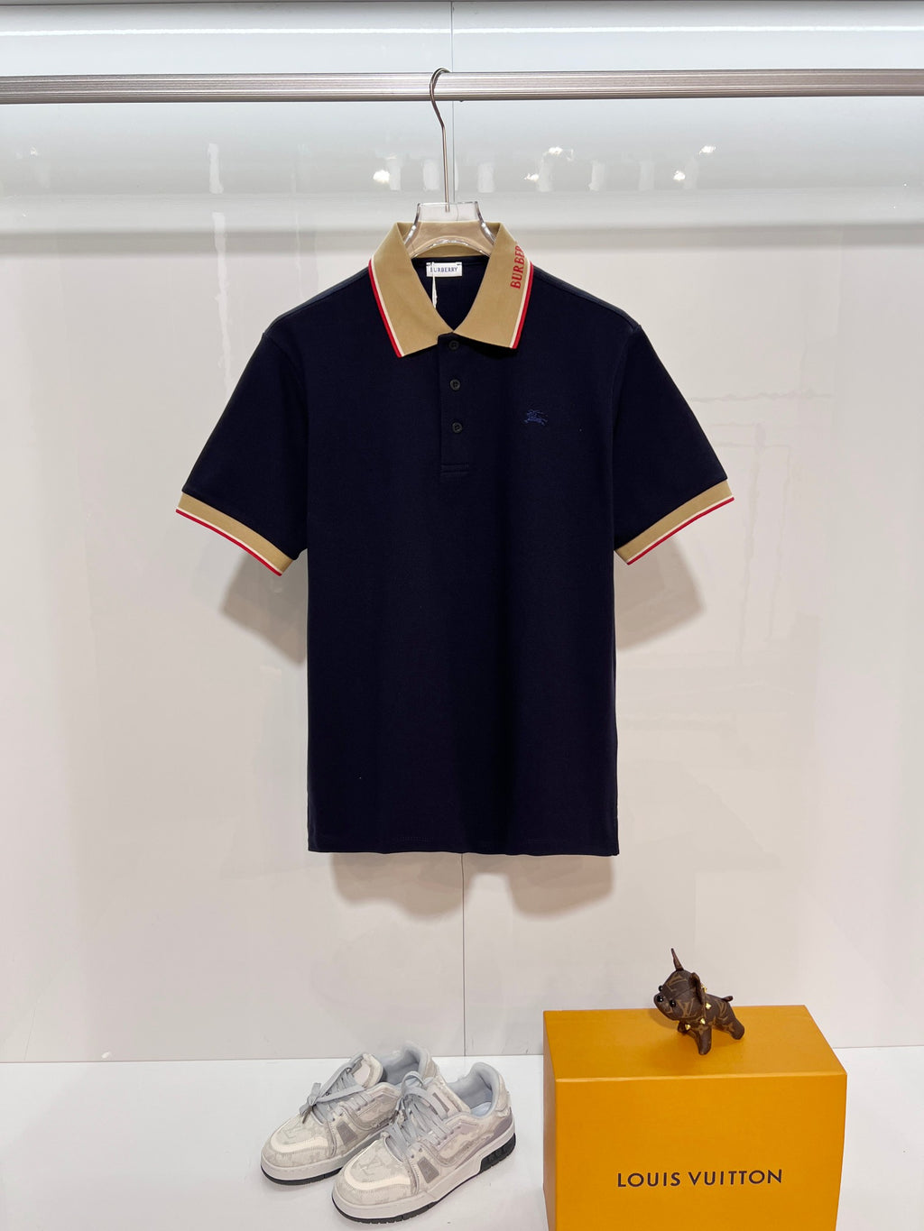 Navy Burberry short-sleeve polo shirt with beige and red striped collar