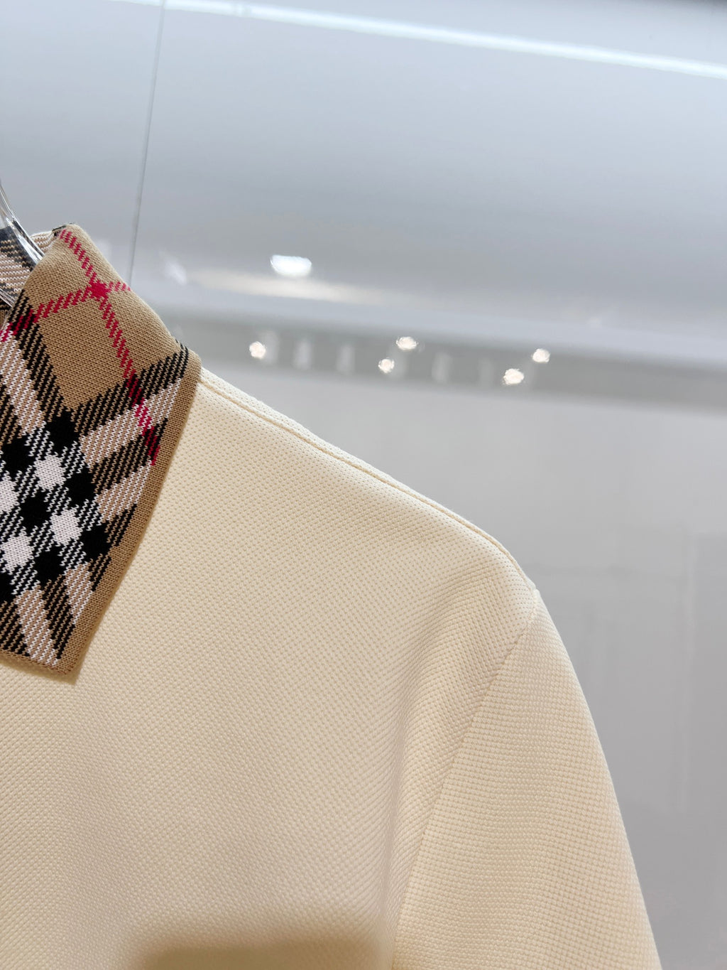 Cream short-sleeve polo shirt sleeve and check collar detail