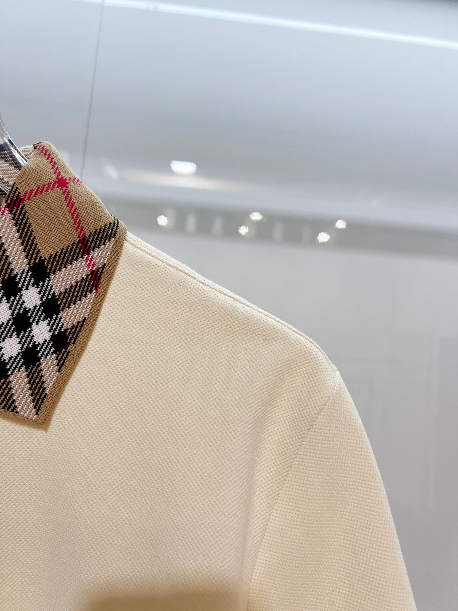 Cream short-sleeve polo shirt sleeve and check collar detail